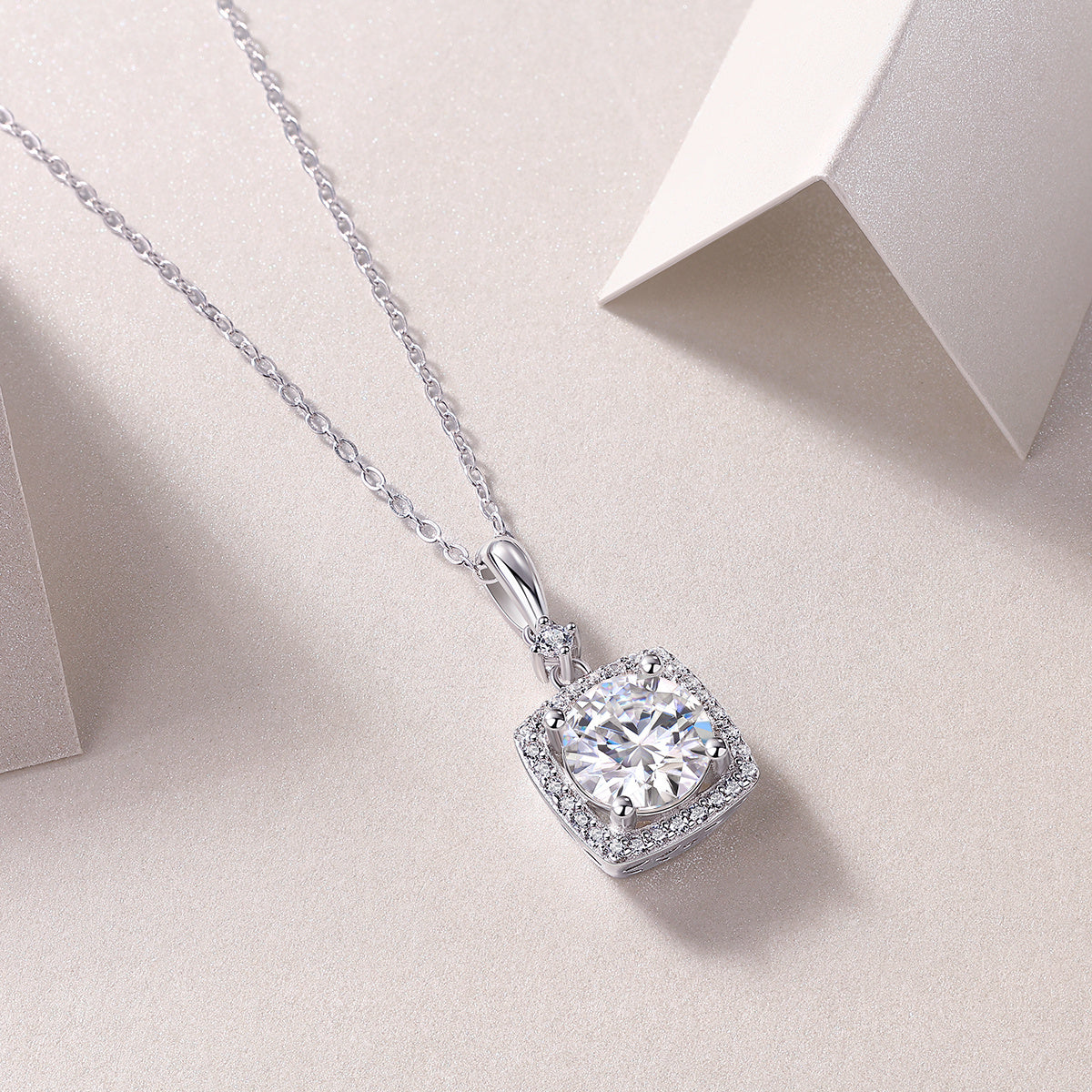 Innocent Mary – Diamond Glow Necklace