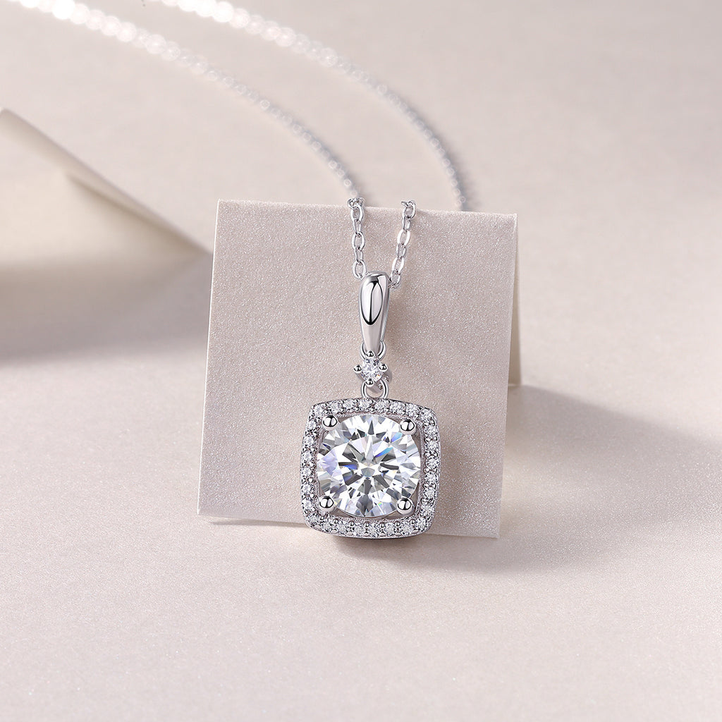 Innocent Mary – Diamond Glow Necklace