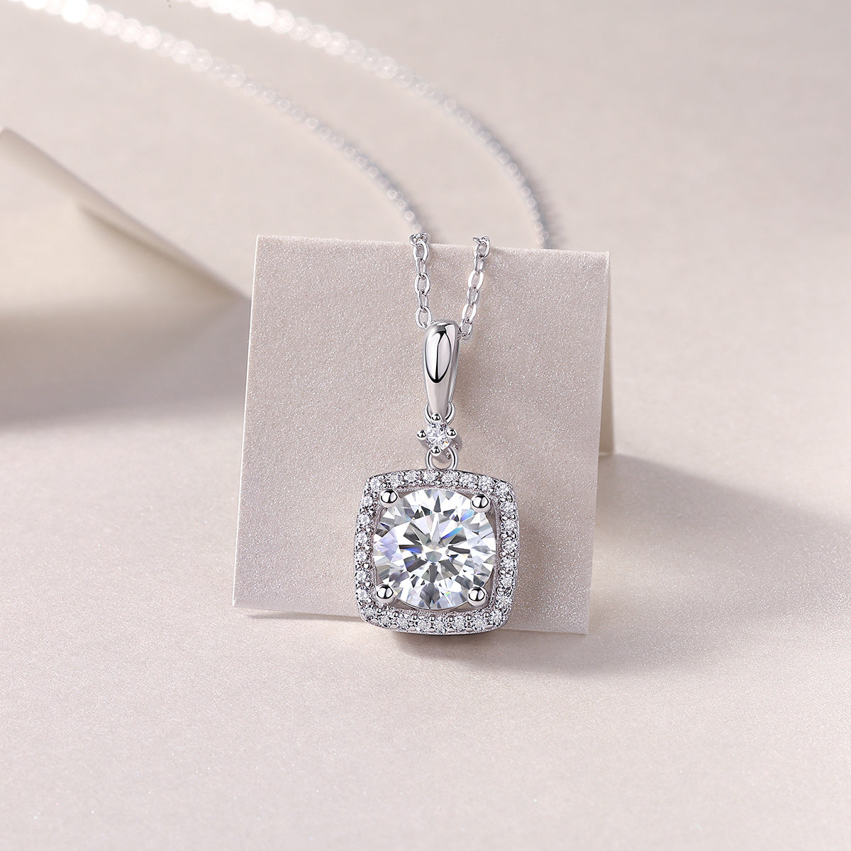 Innocent Mary – Diamond Glow Necklace